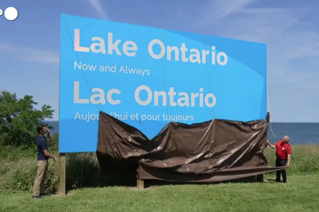 Il Canada risponde a Trump con un enorme cartello “Lake Ontario”