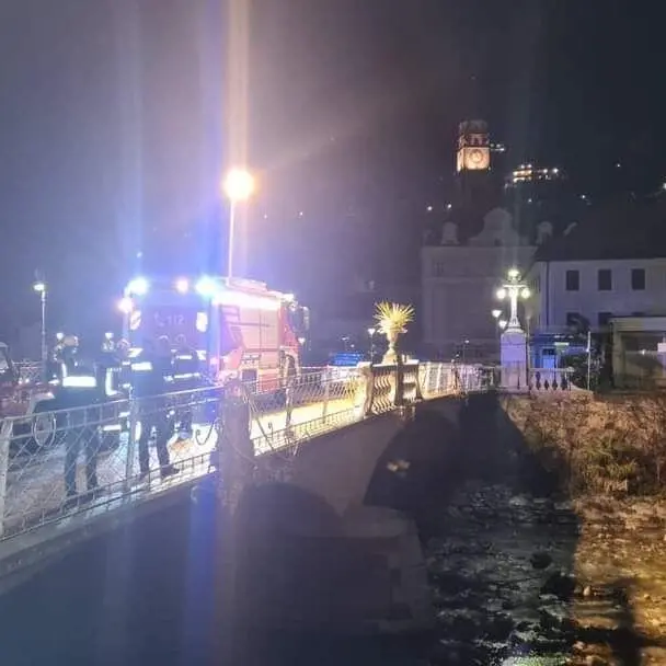 Merano, tre bambini intrappolati nel Passirio: salvati da carabinieri e pompieri