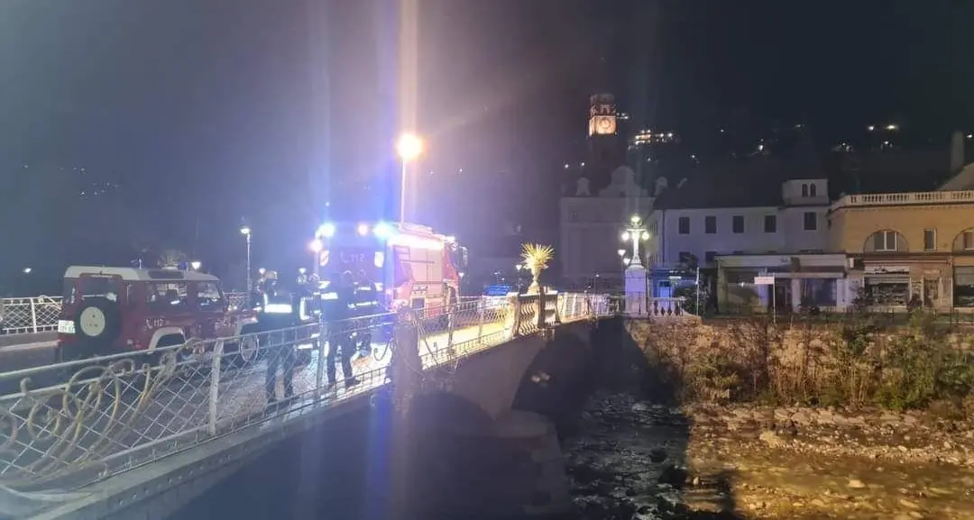 Merano, tre bambini intrappolati nel Passirio: salvati da carabinieri e pompieri