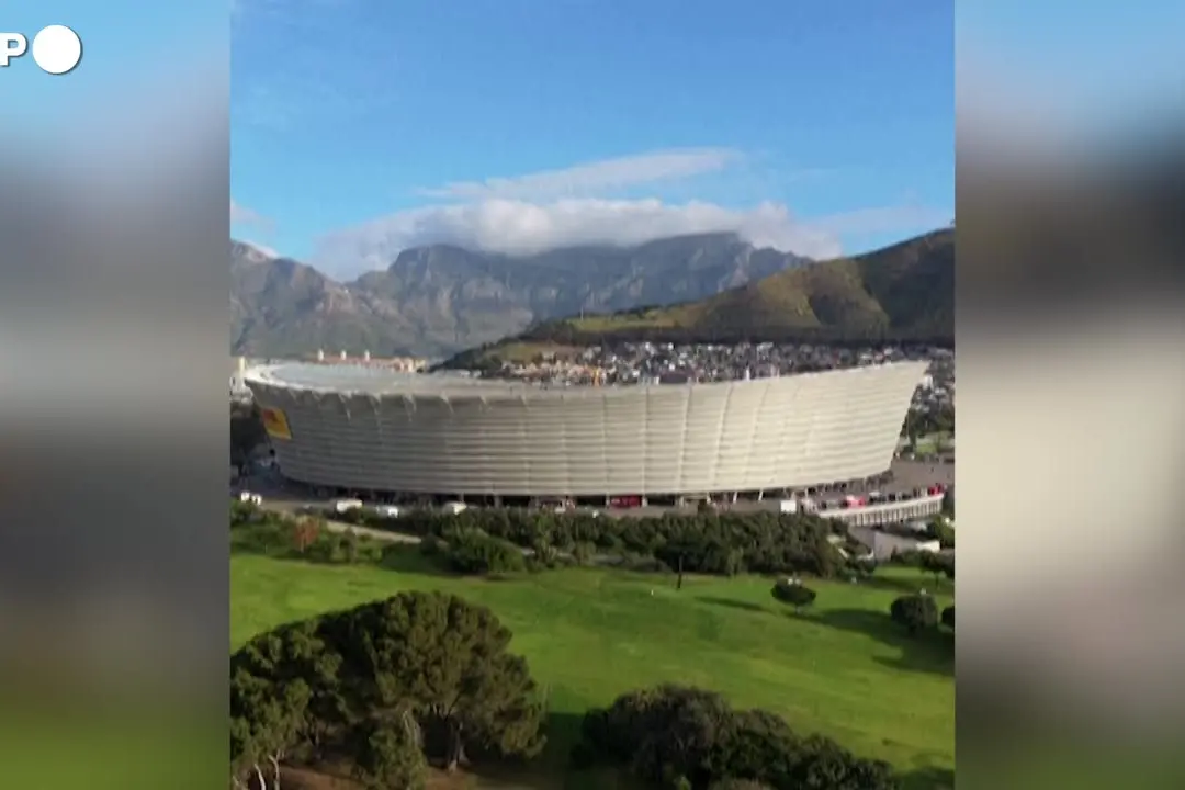 Città del Capo, aerei sfiorano il tetto dello stadio prima di Sudafrica-Nuova Zelanda