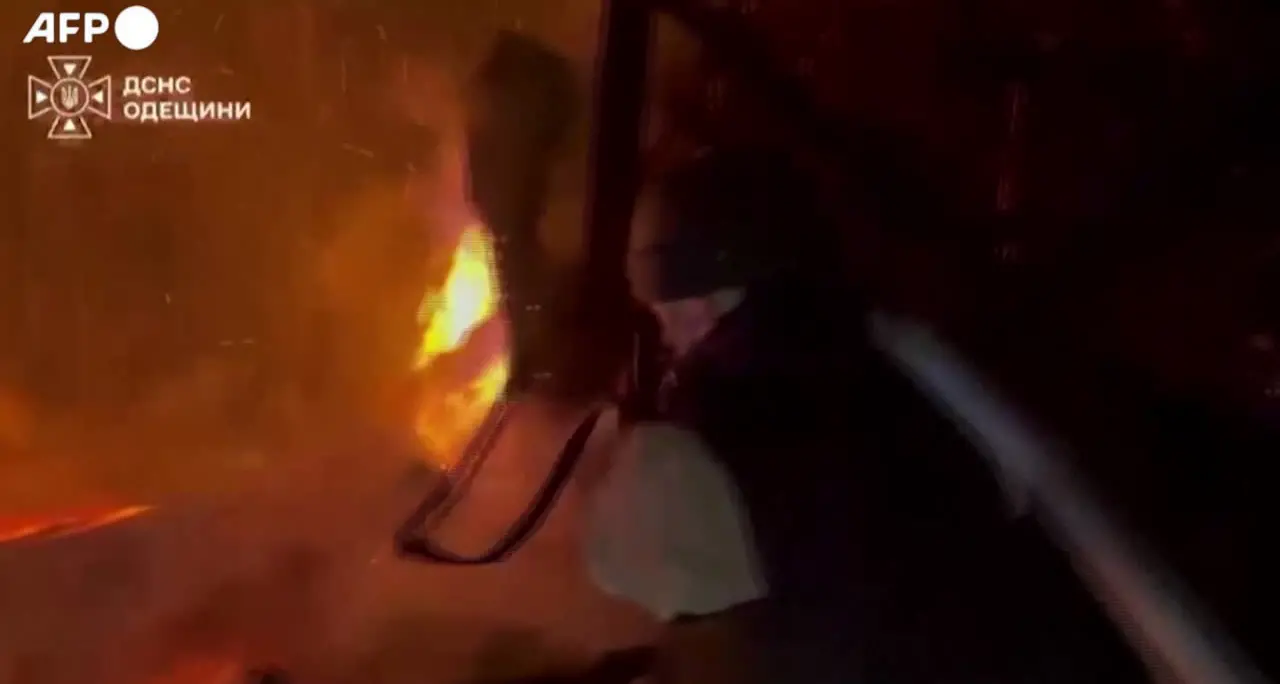Missili e droni russi sulla regione di Odessa, a fuoco diverse strutture
