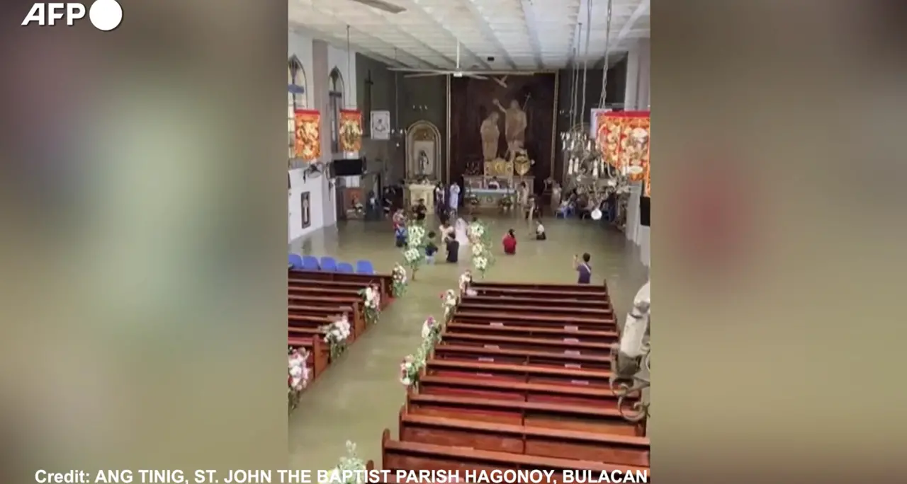 Nelle Filippine una coppia si sposa in una chiesa allagata a Hagonoy