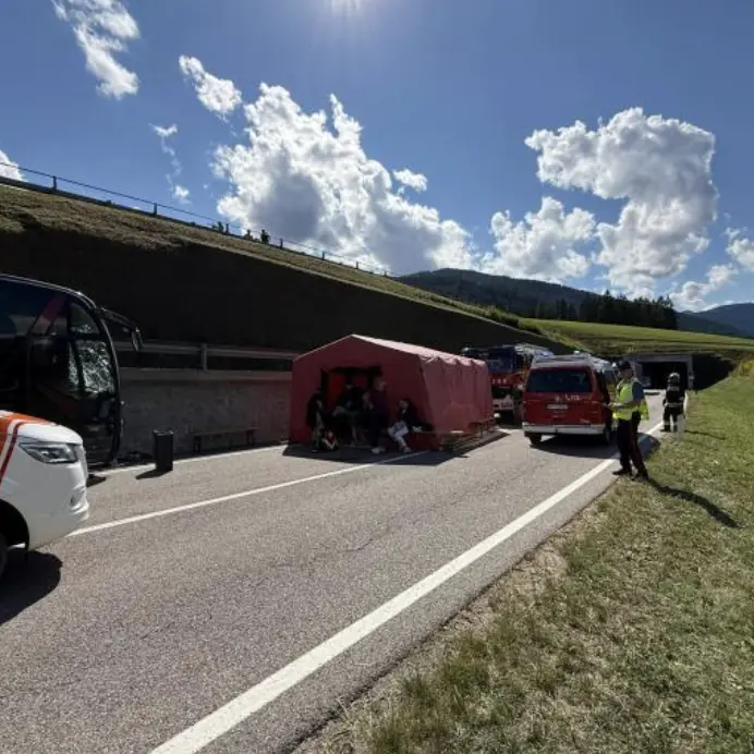Schianto tra auto e pullman a Villabassa: 17 feriti, grave una ragazza