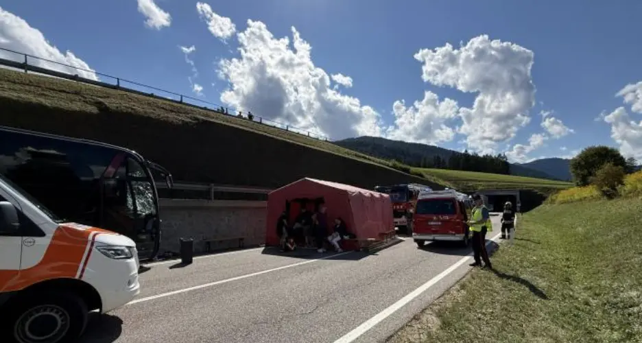 Schianto tra auto e pullman a Villabassa: 17 feriti, grave una ragazza