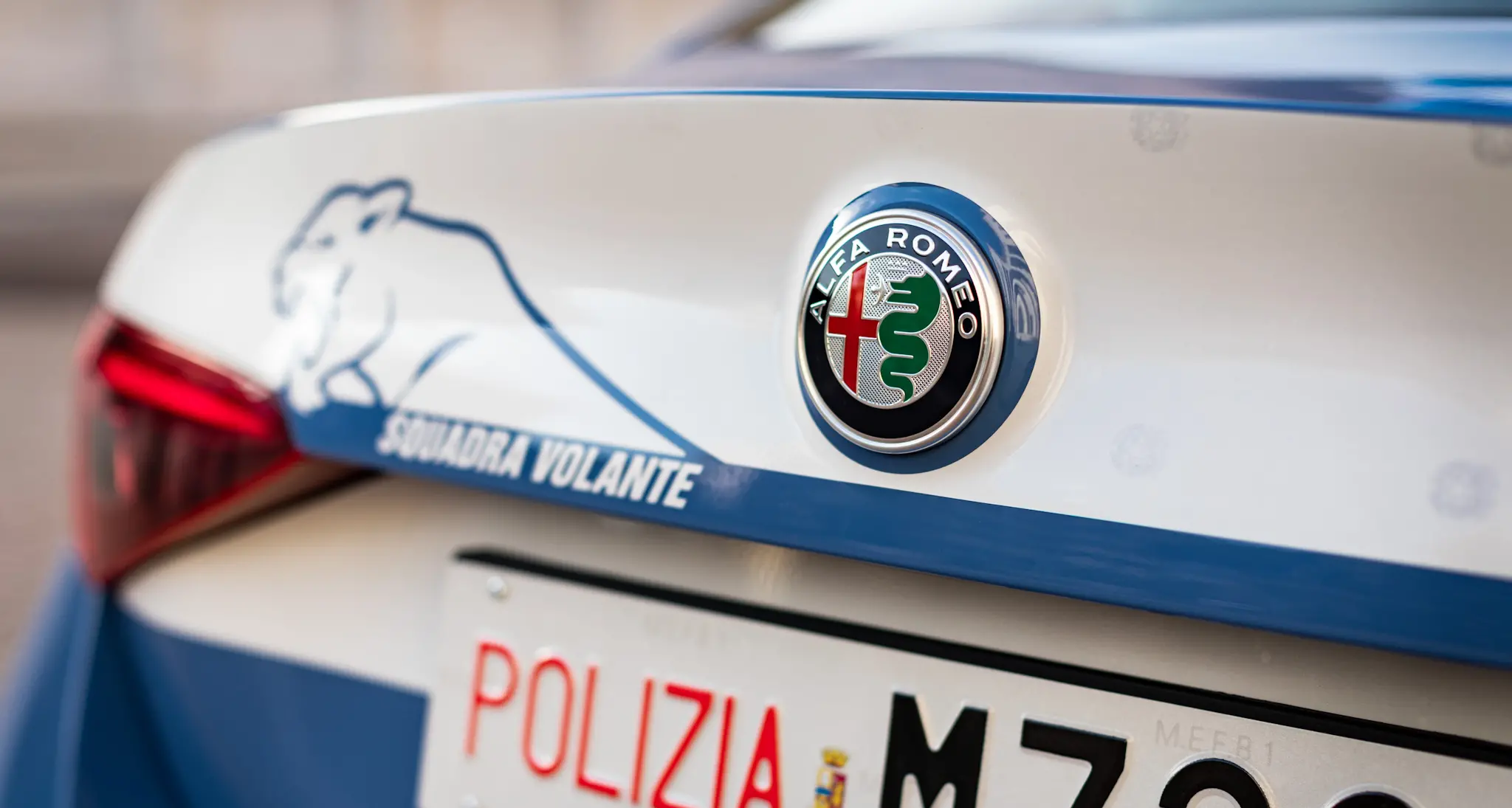 Chiede una sigaretta e strappa la collana da 1.000 euro a un giovane: fermato