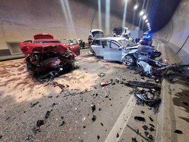 Incidente nel tunnel di Naturno, frontale tra due auto: sei feriti