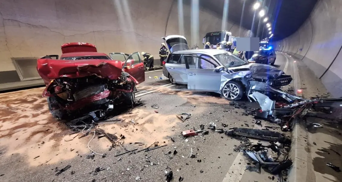 Incidente nel tunnel di Naturno, frontale tra due auto: tre feriti