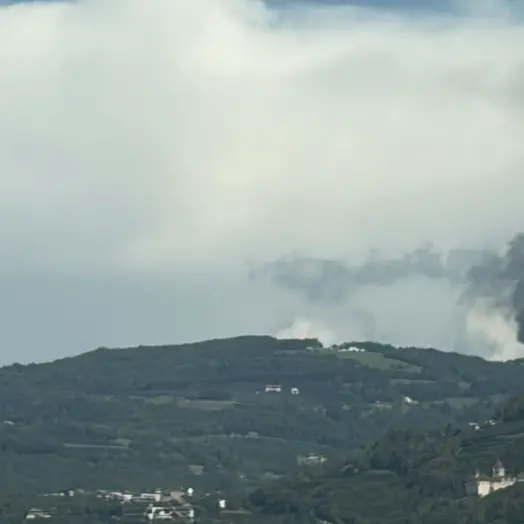 Aldino, brucia un fienile: numerosi vigili del fuoco sul posto