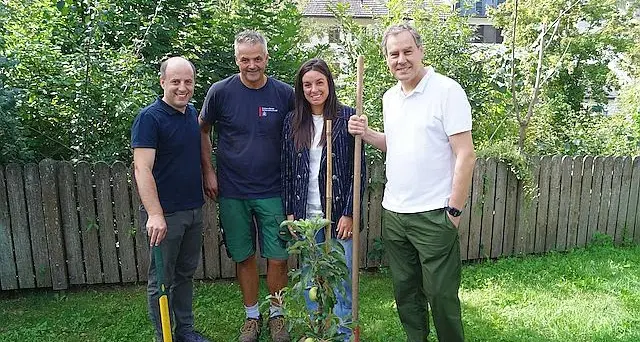 Un melo per celebrare l’amicizia tra Brunico e la gemellata Groß-Gerau