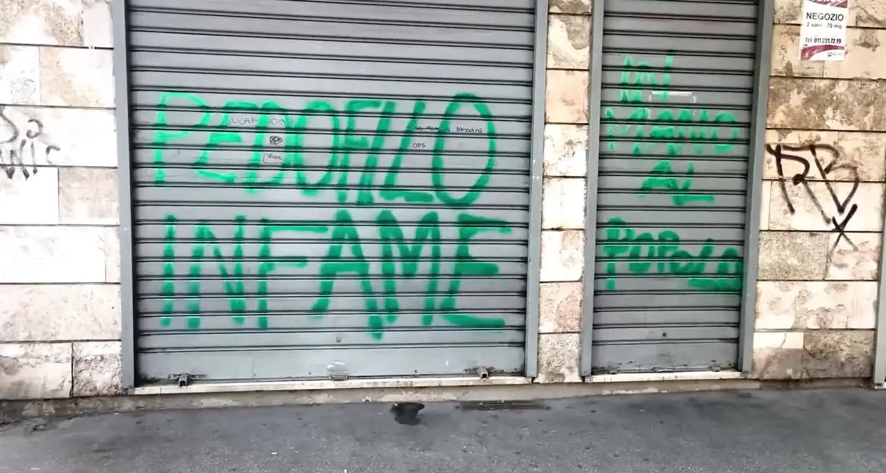 Molestie su 13enne a Torino, insulti sulle saracinesche del minimarket dell'indagato