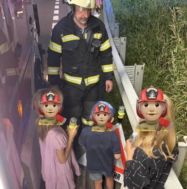 L’auto si ferma sulla MeBo: per tre bambini arriva una sorpresa dei pompieri