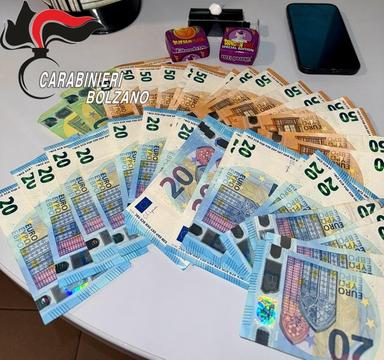 Droga a Laives, minorenne arrestato: in casa cocaina e 1.500 euro in contanti