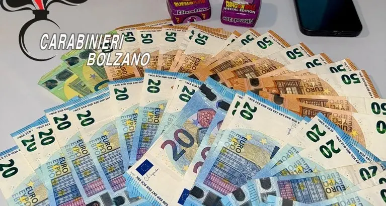 Droga a Laives, minorenne arrestato: in casa cocaina e 1.500 euro in contanti