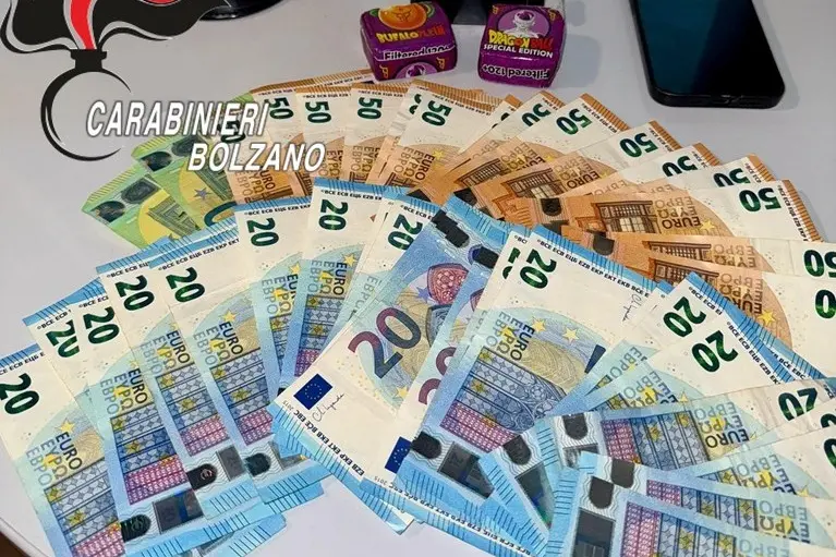Droga a Laives, minorenne arrestato: in casa cocaina e 1.500 euro in contanti