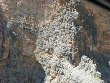 Tofana di Rozes, due alpinisti bloccati a 2.900 metri: recuperati con l’elicottero