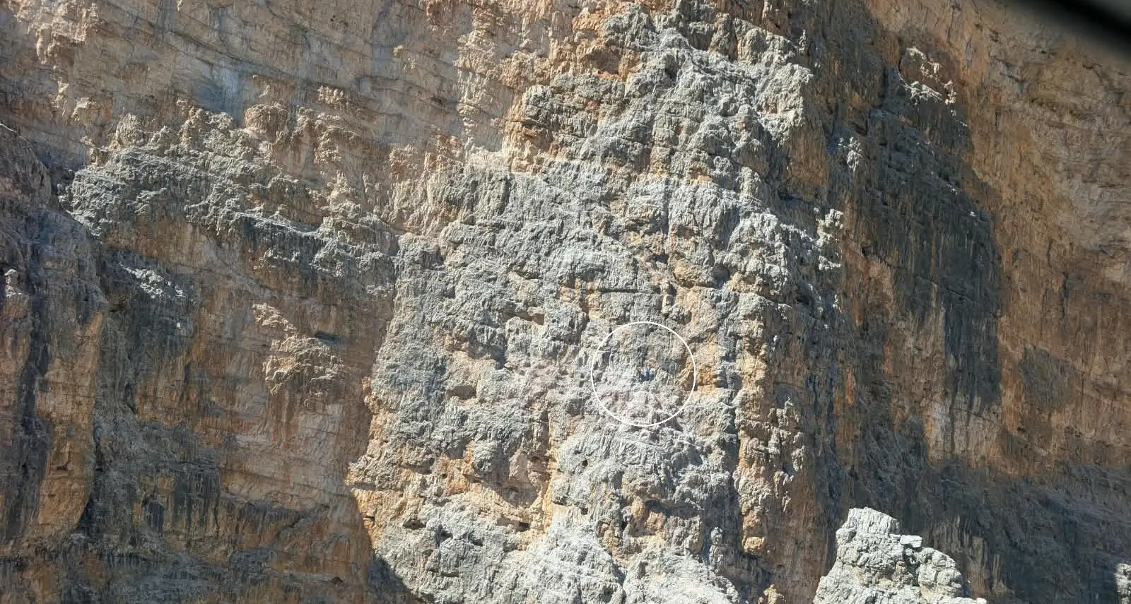 Tofana di Rozes, due alpinisti bloccati a 2.900 metri: recuperati con l’elicottero