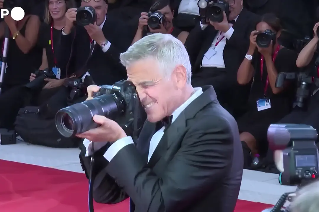 Venezia, George Clooney sul red carpet con il Leone d'Oro alla carriera