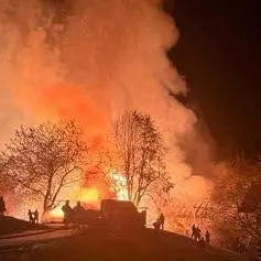 Funes, fienile divorato dalle fiamme: salvati una casa e il bosco vicino