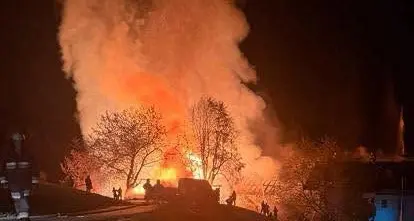 Funes, fienile divorato dalle fiamme: salvati una casa e il bosco vicino