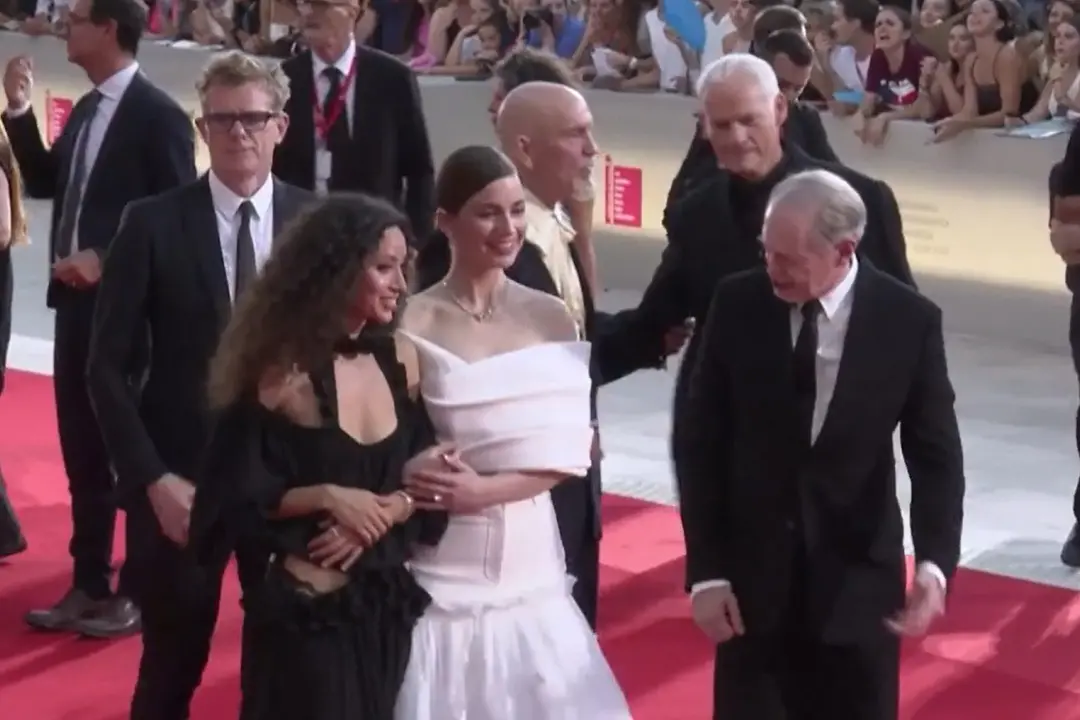 Venezia, le star di \"Wild Horse Nine\" ieri sul red carpet della Mostra