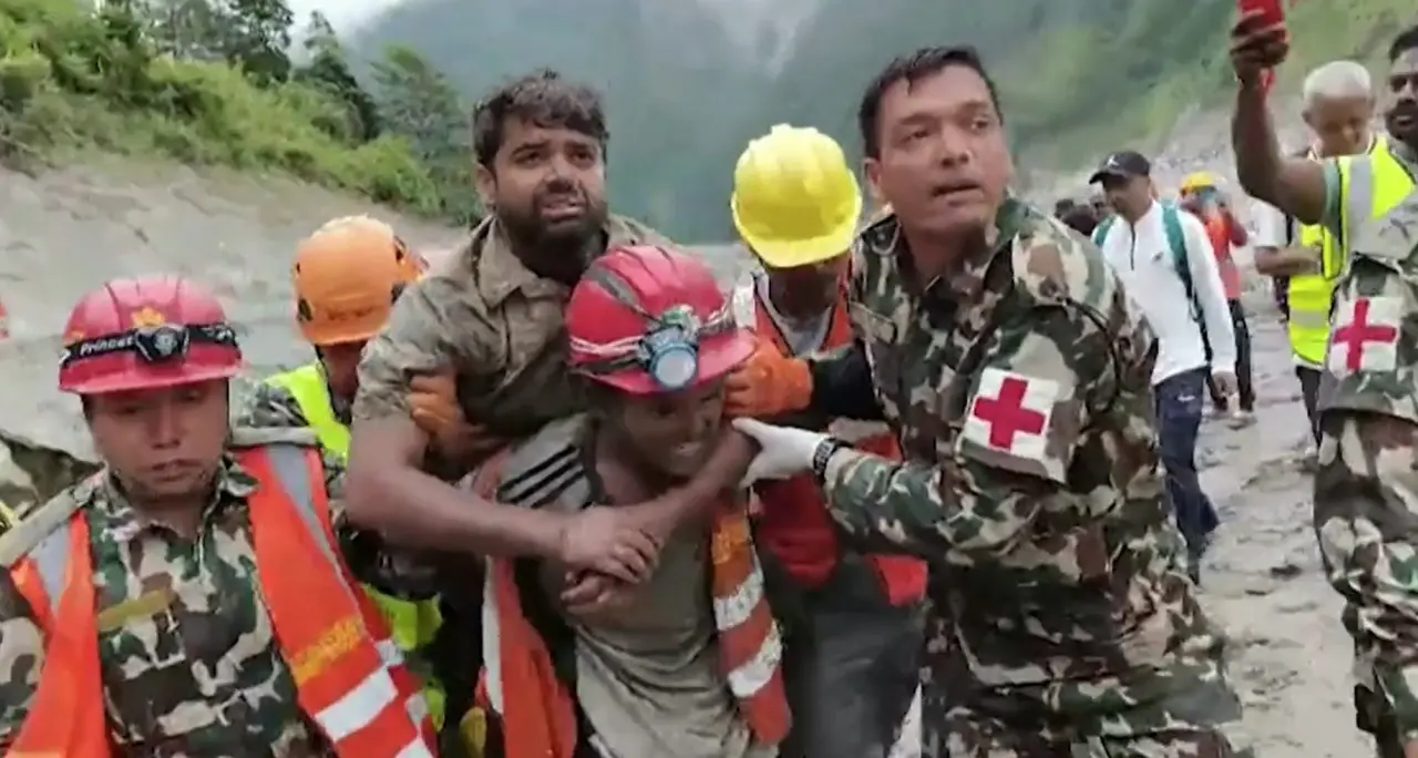 Nepal, estratti vivi due operai intrappolati nei tunnel