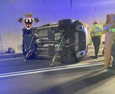 Incidente tra auto e camper in galleria a Ziano: due feriti, uno intrappolato