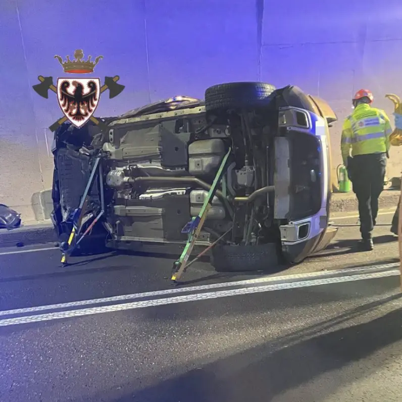 Incidente tra auto e camper in galleria a Ziano: due feriti, uno intrappolato
