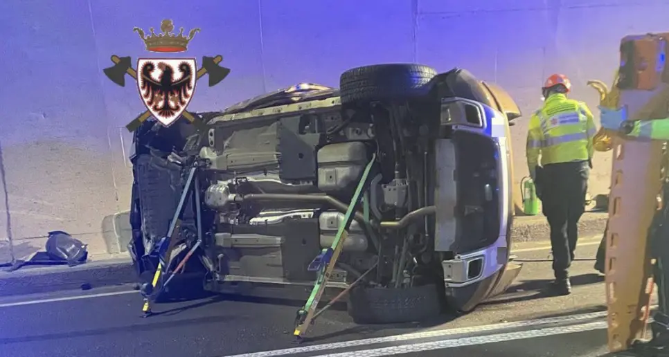 Incidente tra auto e camper in galleria a Ziano: due feriti, uno intrappolato