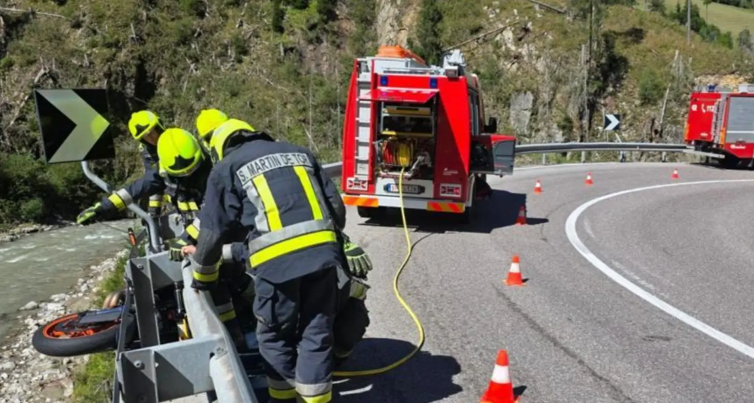 Val Badia, motociclista perde il controllo e finisce contro il guardrail