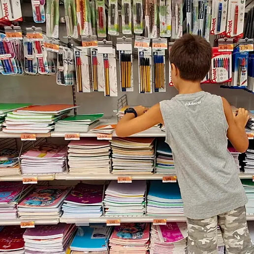 Ritorno a scuola, stangata per le famiglie: fino a 300 euro per il materiale