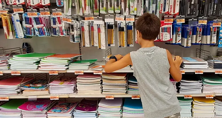 Ritorno a scuola, stangata per le famiglie: fino a 300 euro per il materiale