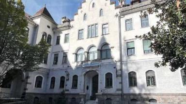 Padre e figlio bloccati in garage e picchiati dal vicino di casa