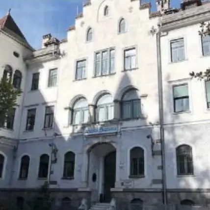Padre e figlio bloccati in garage e picchiati dal vicino di casa