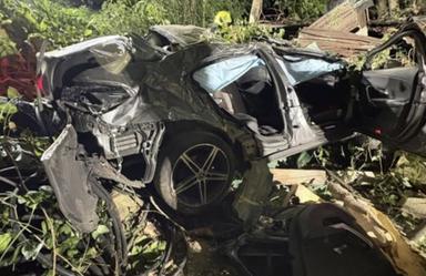 Incidente a Ora, auto distrutta dopo il volo nella scarpata: nessun ferito