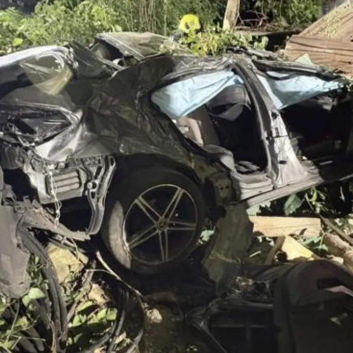 Incidente a Ora, auto distrutta dopo il volo nella scarpata: nessun ferito