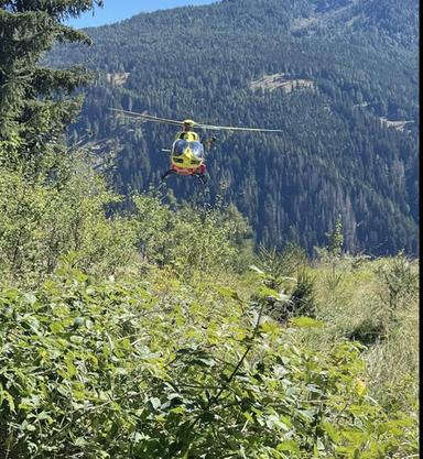 Ciclista precipita per 100 metri lungo la strada del Tonale: grave