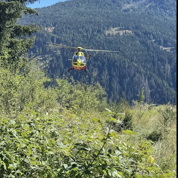 Ciclista precipita per 100 metri lungo la strada del Tonale: grave