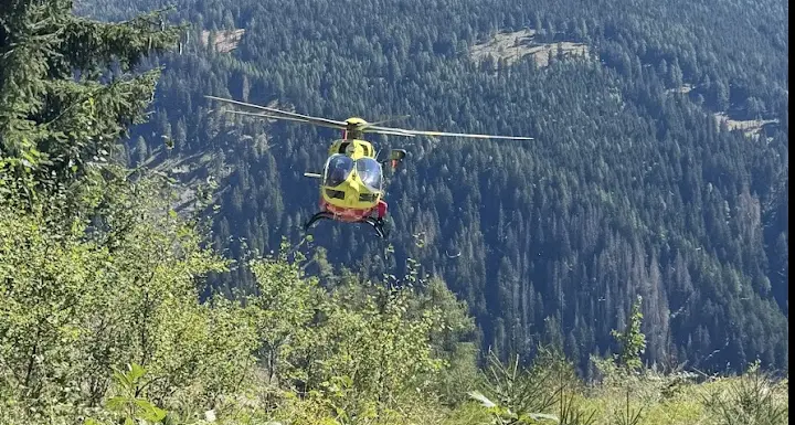 Ciclista precipita per 100 metri lungo la strada del Tonale: grave