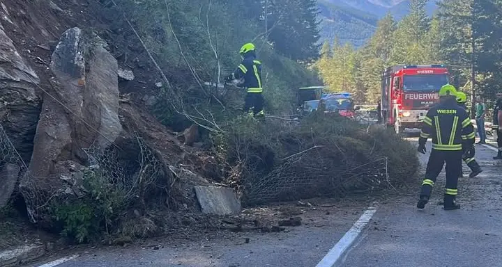Smottamento sulla strada di Vizze: carreggiata messa in sicurezza