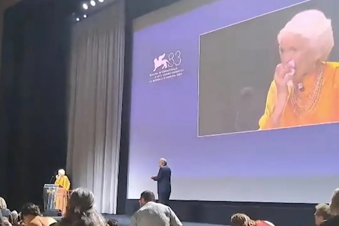 Venezia, standing-ovation per Ellen Burstyn: \"Così mi fate piangere\"