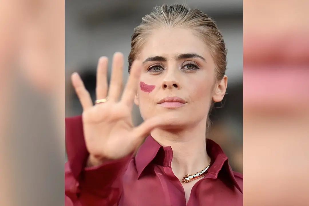 Venezia, Greta Scarano sul red carpet contro i femminicidi