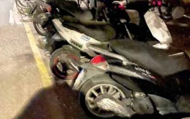 Scooter sul parcheggio disabili: malcostume in via Hofer
