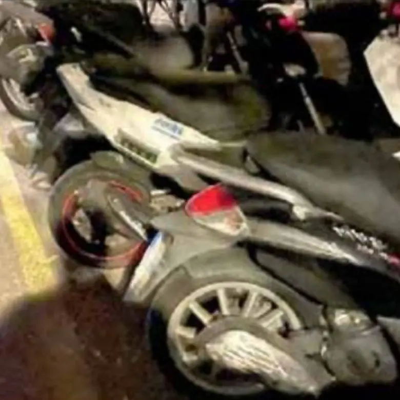 Scooter sul parcheggio disabili: malcostume in via Hofer