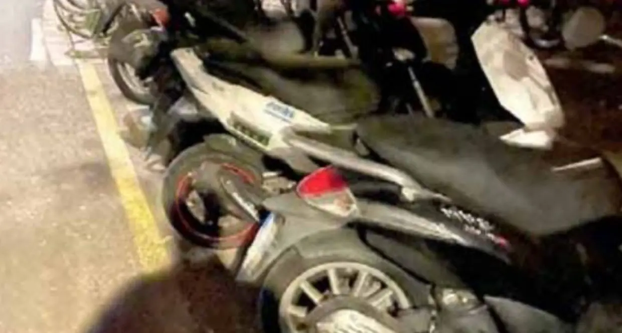Scooter sul parcheggio disabili: malcostume in via Hofer