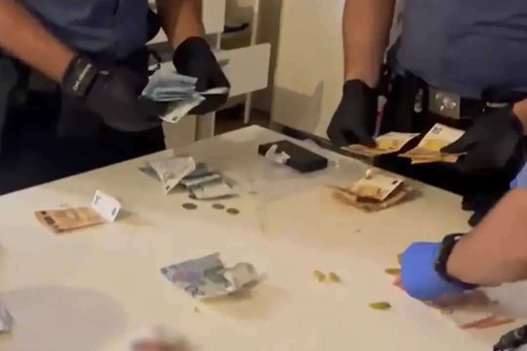 Roma, spacciatore sequestrato per un ammanco di crack