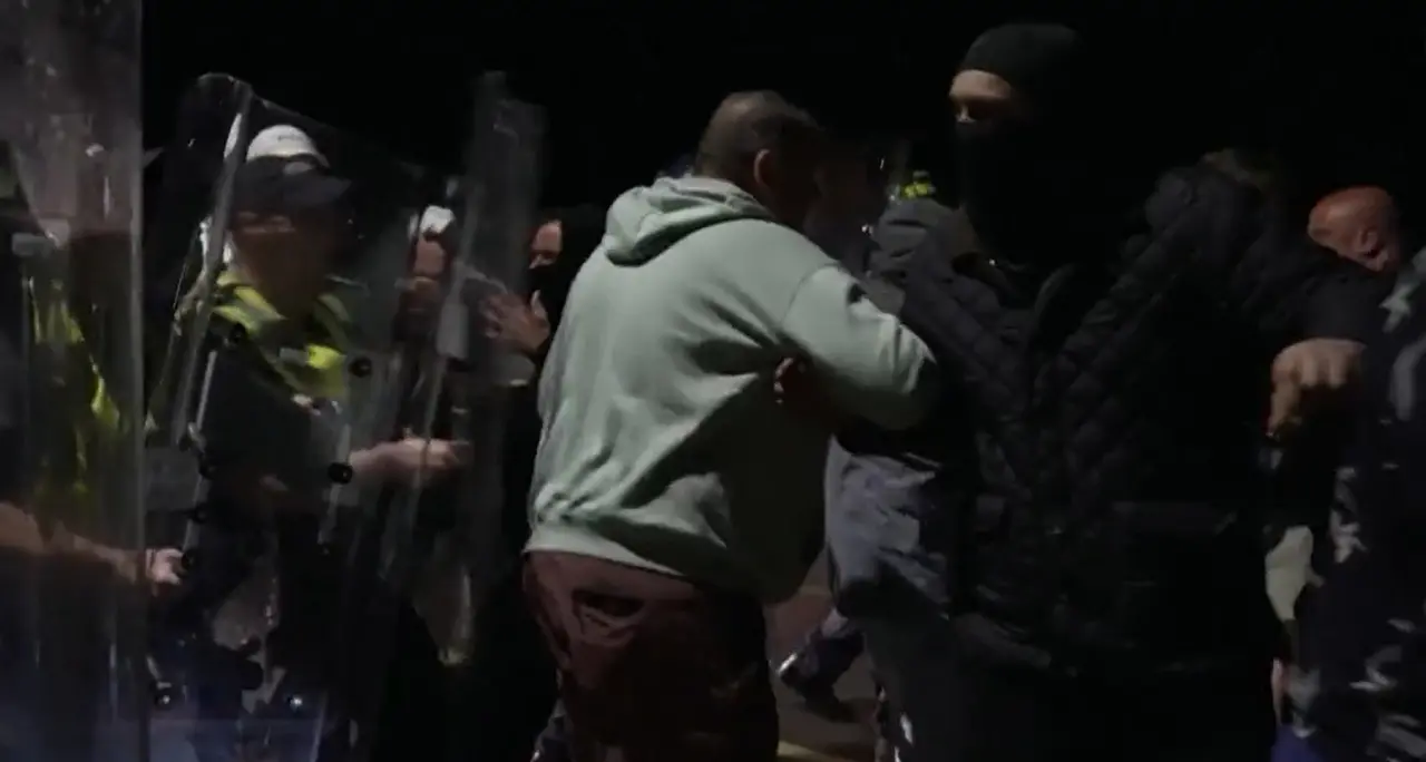 Regno Unito, Portsmouth: anti-migranti incappucciati assediano il porto