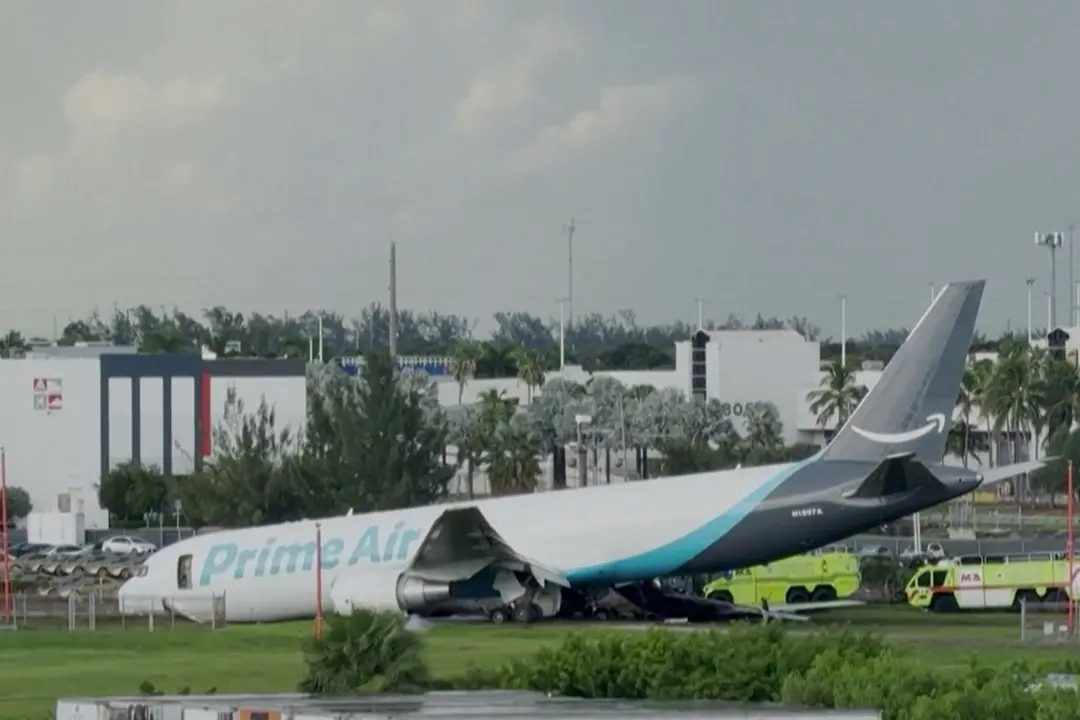 Usa, cargo di Amazon in atterraggio finisce fuori pista: almeno 5 morti