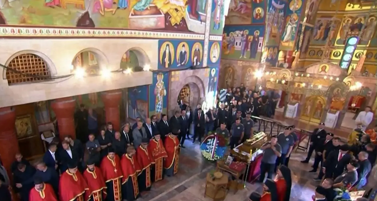 Onori militari e di Stato per il generale Mladic, in migliaia al funerale