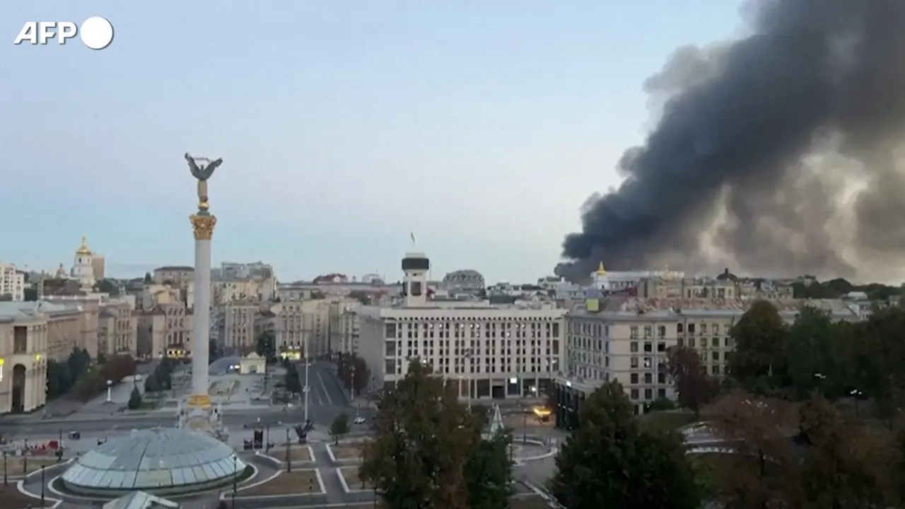 Riprendono i raid russi su Kiev, una nube di fumo sopra piazza Maidan