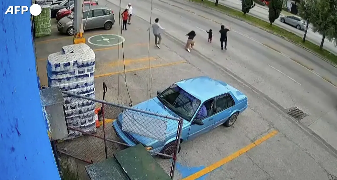 Tragedia sfiorata in Messico, un uomo si lancia in strada per salvare una bimba